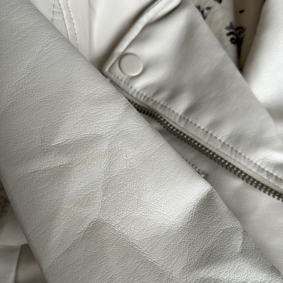 BlankNYC Never Too Much Cream
Moto Jacket Size Small - Picture 5 of 10